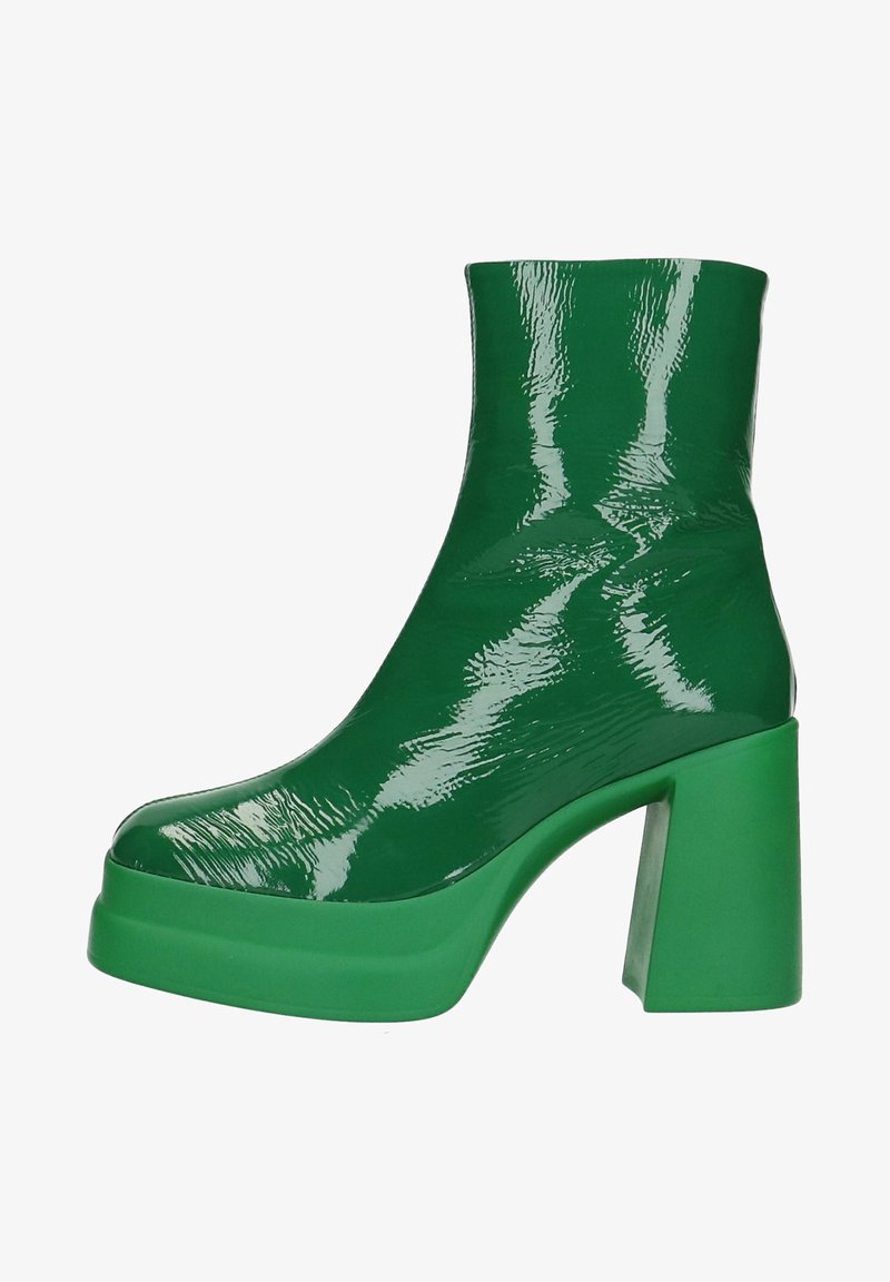 Botín de tobillo verde brillante con tacón cuadrado y acabado suave, vista lateral sobre fondo blanco.