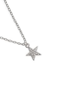 Collana in argento con pendente a forma di stella decorato con piccole gemme trasparenti, che conferiscono un aspetto scintillante.