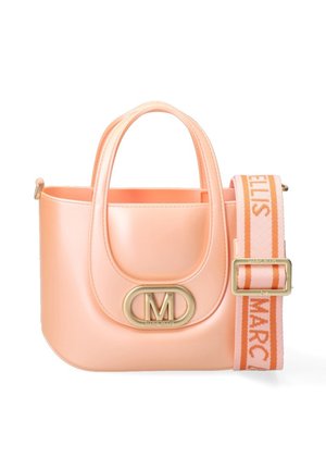 Kleine perzikkleurige handtas met twee handvatten, gouden ovaal "M" logo en een afneembare roze en oranje stoffen riem met de tekst "Marc Ellis".