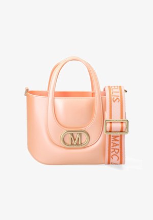 Petit sac à main couleur pêche avec deux poignées, logo ovale doré « M » et une bandoulière en tissu rose et orange amovible avec le texte « Marc Ellis ».