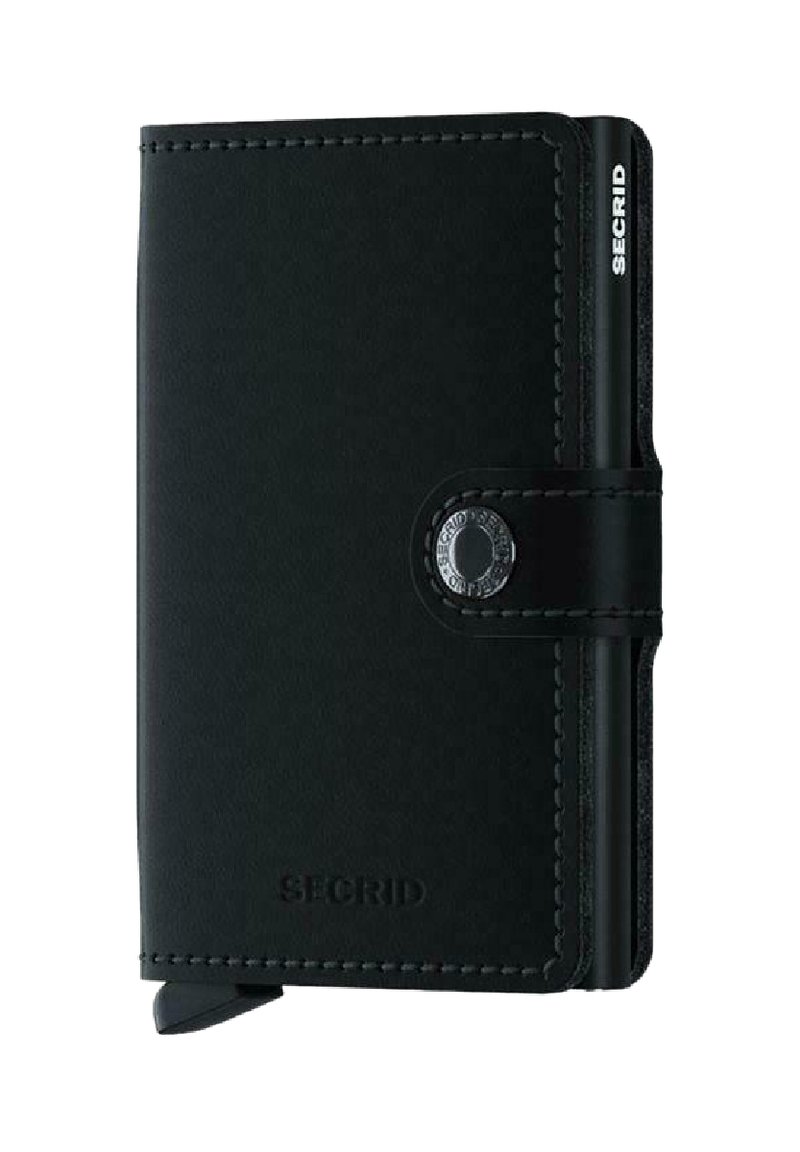 Cartera de cuero negro con textura suave, que presenta un cierre de botón plateado y un logo grabado. Diseño compacto y rectangular.