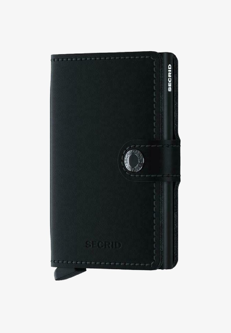 Cartera de cuero negro con textura suave, que presenta un cierre de botón plateado y un logo grabado. Diseño compacto y rectangular.