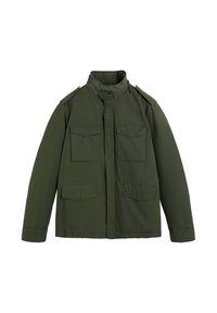 Chaqueta verde de estilo militar, tela con textura suave, cuello alto, hombreras, dos bolsillos en el pecho y dos bolsillos con solapa en la parte inferior.
