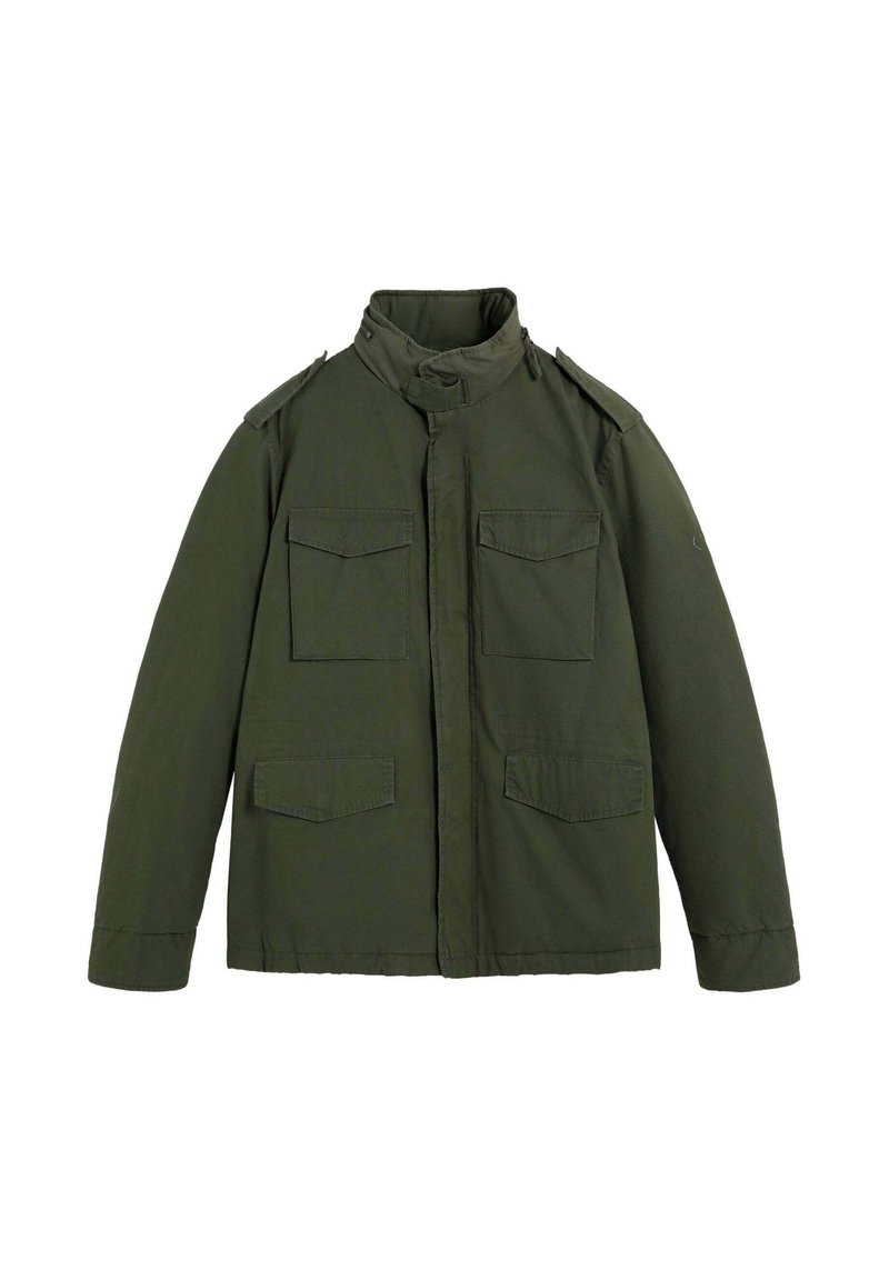 Chaqueta verde de estilo militar, tela con textura suave, cuello alto, hombreras, dos bolsillos en el pecho y dos bolsillos con solapa en la parte inferior.