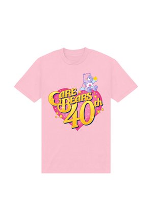 Camiseta de algodón rosa con un colorido gráfico "Care Bears 40th" que incluye un corazón, estrellas y un diseño de oso de dibujos animados. De manga corta y ajuste relajado.