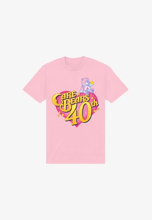 Camiseta de algodón rosa con un colorido gráfico "Care Bears 40th" que incluye un corazón, estrellas y un diseño de oso de dibujos animados. De manga corta y ajuste relajado.