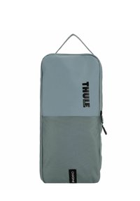 Sacchetto in tessuto grigio chiaro con una sezione inferiore di un grigio più scuro a contrasto, chiusura con zip, manico superiore e marchio nero sul davanti.