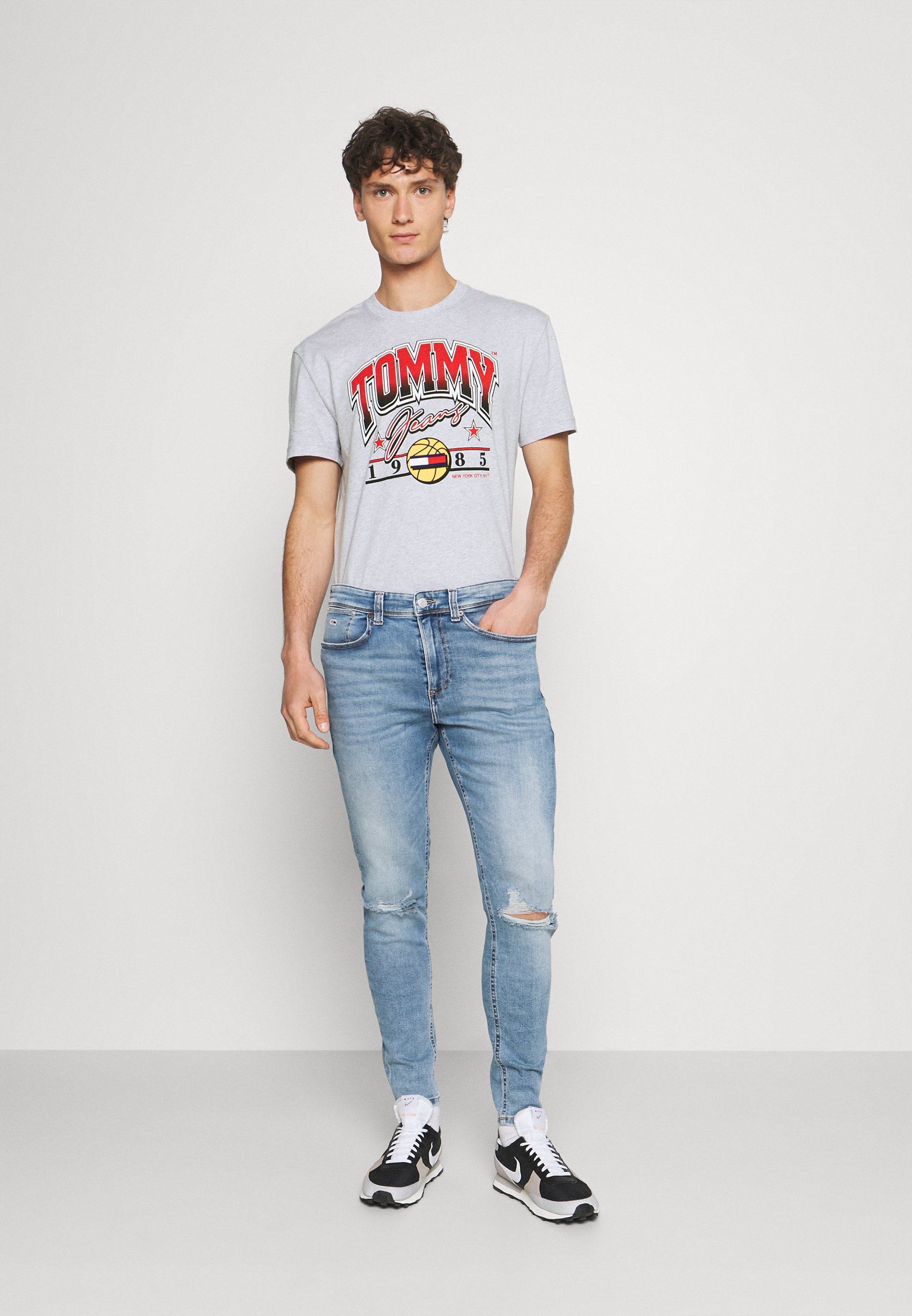 Tommy Jeans VARSITY BBALL GRAPHIC TEE 