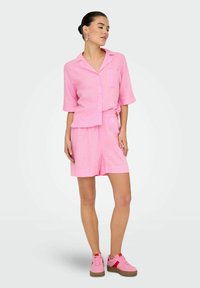 ONLY NORMAL GESCHNITTEN  VOLUMINÖSER ARM - Skjortebluser - prism pink