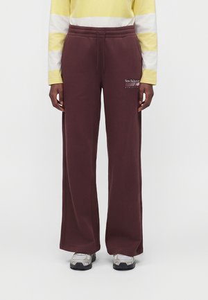 New Balance, TRACKSIDE FLEECE PANT - Долнище на анцуг - cherry