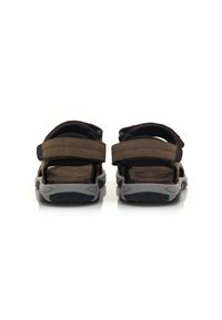 Sandali in pelle marrone con cinturini regolabili e suole in gomma grigia, caratterizzati da un'intersuola testurizzata e una struttura robusta e leggera.