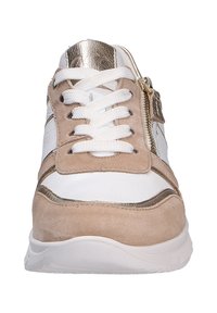 Sneaker blanche et beige avec une tige en daim et cuir, dotée d'une fermeture éclair sur le côté et de lacets blancs, accentuée par des détails métalliques dorés.