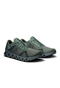 Hardloopschoenen in donkergroene en grijze tinten, gemaakt van mesh en synthetische materialen, met een gevoerde kraag en een gestructureerde zool voor grip.