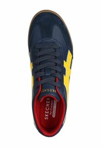 Sneakers Skechers con tomaia in pelle e camoscio blu navy, dettagli gialli, fodera rossa e lacci grigi, con suola in gomma testurizzata.