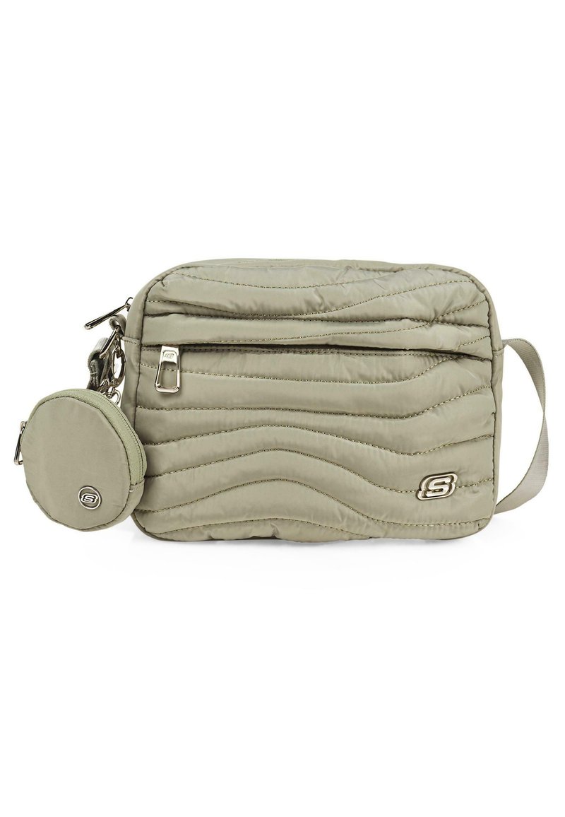 Bolso cruzado acolchado de color verde oliva claro con una textura suave, bolsillo frontal con cremallera, pequeño estuche redondo y un acento de logo en el lateral.