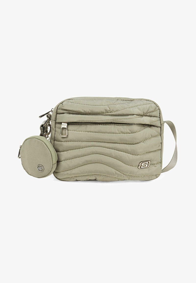 Bolso cruzado acolchado de color verde oliva claro con una textura suave, bolsillo frontal con cremallera, pequeño estuche redondo y un acento de logo en el lateral.