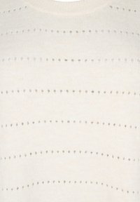 Maglione in maglia color crema chiaro con strisce orizzontali di piccoli punti grigi, dotato di un collo rotondo e un tessuto morbido e texturizzato.