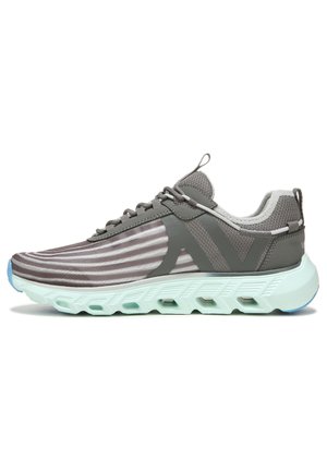 Grauer Sportschuh mit gestreiftem Obermaterial, aus Netzmaterial, dicke hellblaue Sohle und grauen Akzenten, mit Schnürsystem und Zuglasche.