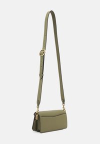 COACH POLISHED PEBBLE COVERED TABBY  - Kabelka - moss