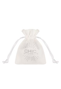 Pochette en tissu blanc à cordon avec le texte "CHIC by LIRETTE" en argent. Dispose d'un haut froncé et d'une texture lisse.