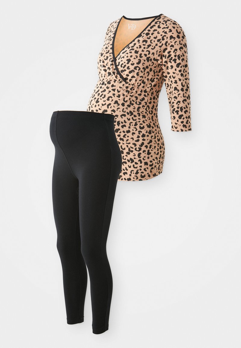 Top de maternidade com um padrão de estampado de leopardos em bege e preto, combinado com leggings pretas. Ambos são elásticos, suaves e ajustados ao corpo.