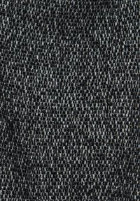 Texturerat tyg i svarta och grå toner med ett fläckigt mönster; mjukt utseende med en vävd kvalitet, som har varierande nyanser genom hela tyger.