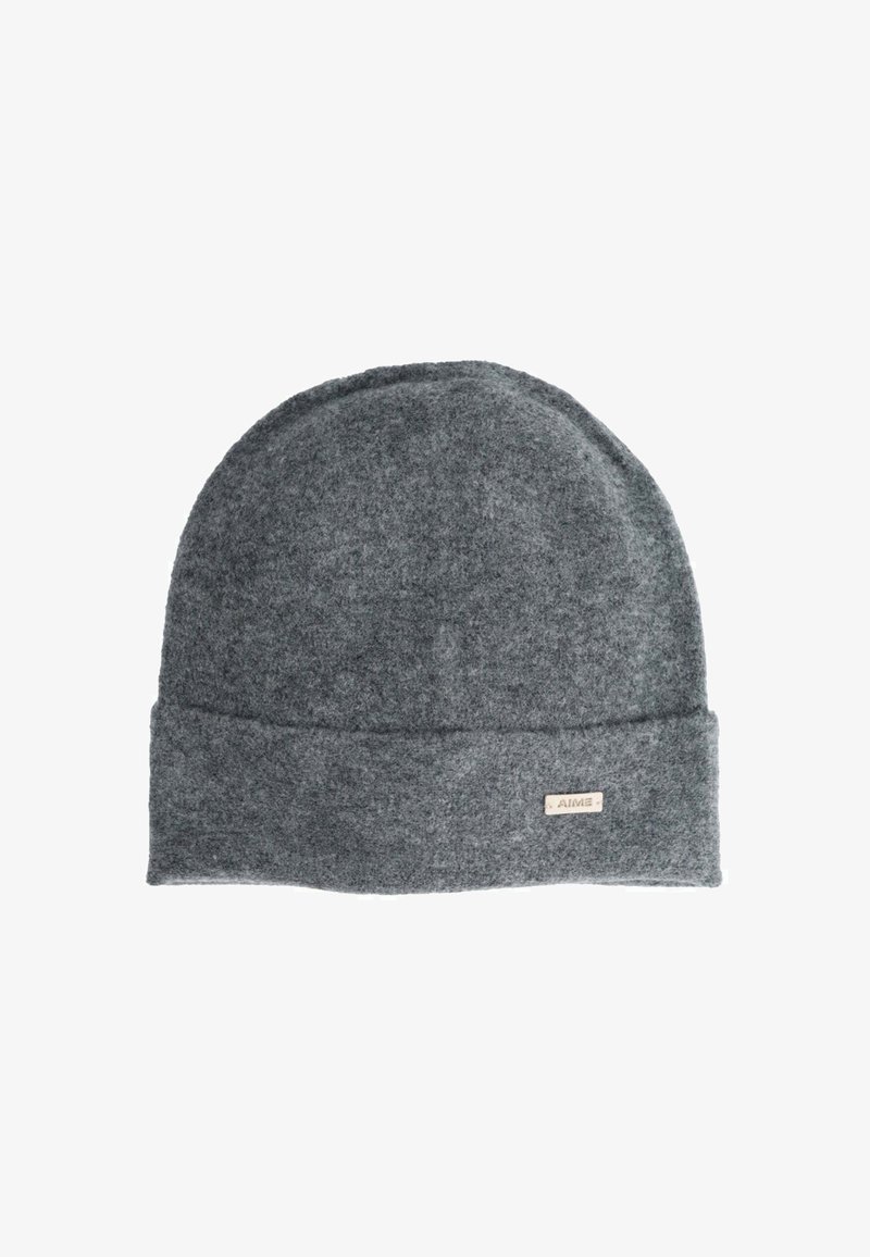 Berretto in lana grigia con risvolto, caratterizzato da un piccolo tag con il marchio. Texture morbida e design con cima arrotondata, adatto per il clima freddo.