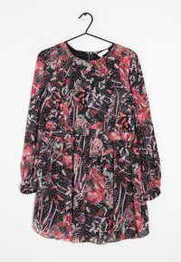 Robe à motif floral dans des teintes noires, roses et vertes; manches longues; décolleté rond; tissu léger avec une taille froncée et un ourlet fluide.