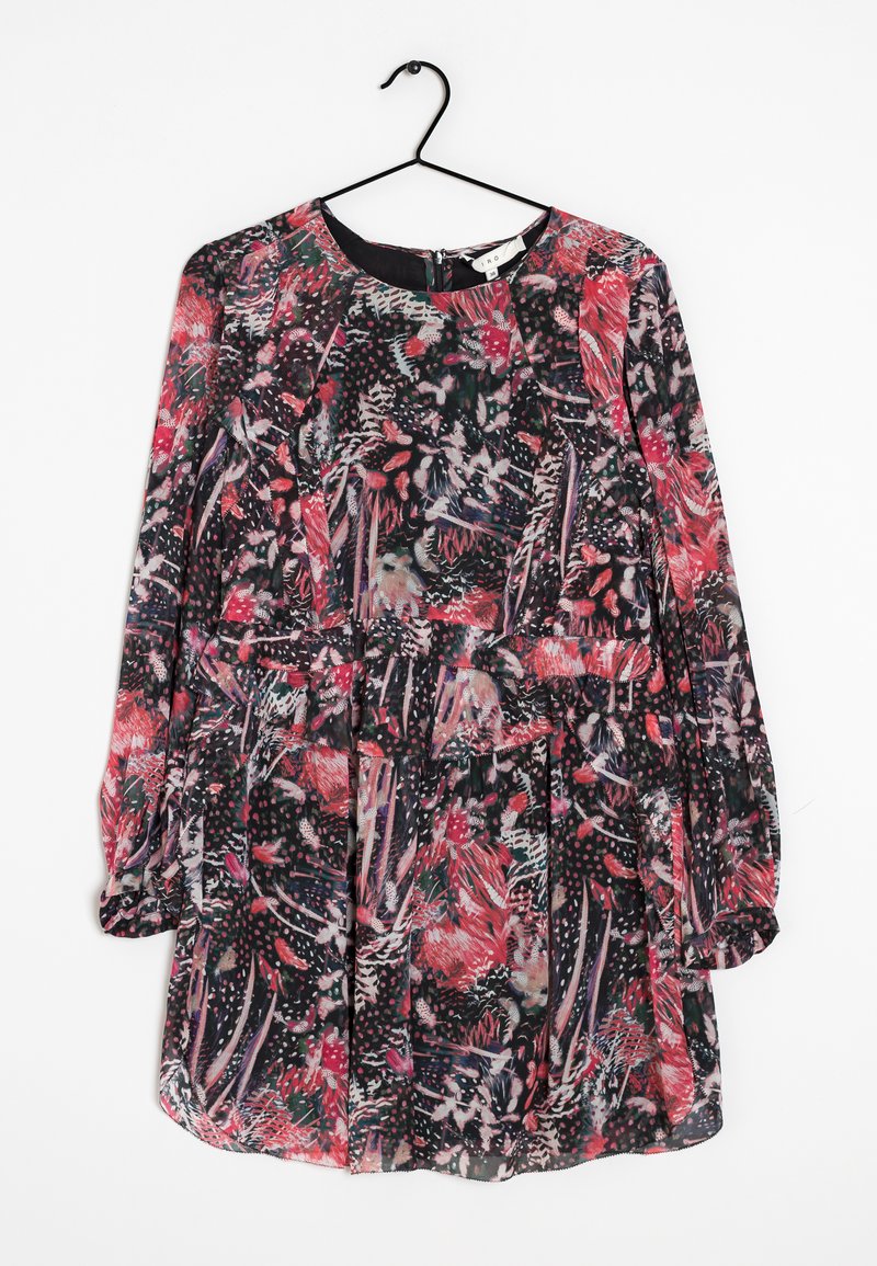 Robe à motif floral dans des teintes noires, roses et vertes; manches longues; décolleté rond; tissu léger avec une taille froncée et un ourlet fluide.