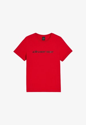 Czerwona koszulka z krótkim rękawem w rozmiarze XL z czarnym napisem "diverse" na środku przodu i okrągłym dekoltem.