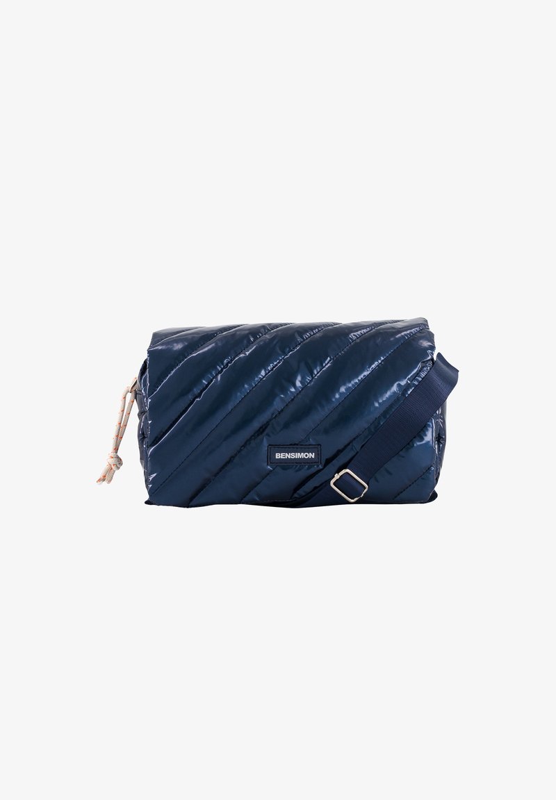 Sac bandoulière matelassé bleu marine avec sangle réglable et étiquette de marque Bensimon à l'avant sur fond blanc.