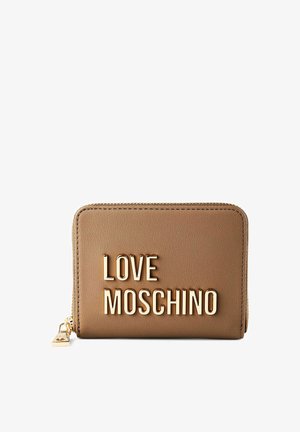 Portafoglio marrone con cerniera su tutto il perimetro, con lettere dorate "LOVE MOSCHINO" sulla parte anteriore e tiretto dorato sulla zip sul lato sinistro.