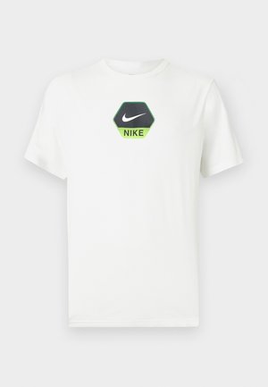 Hvid Nike T-shirt med korte ærmer, der har et sort og grønt sekskantet logo med Nike swoosh og tekst centreret på brystet.