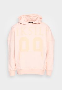 Różowa bluza z kapturem wykonana z miękkiej tkaniny, z dużym nadrukiem w jasnym żółtym kolorze z napisem 'SIKSILK' oraz kieszenią z przodu. Model z kapturem.