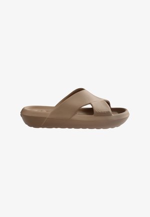 Bruine slip-on sandaal met dikke zool en brede kruisbanden, met een gestructureerd voetbed en de merknaam gegraveerd aan de zijkant.