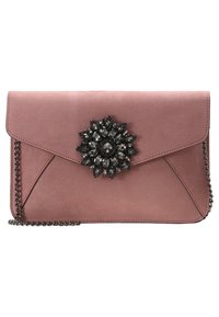Clutch de ante rosa con solapa plegable, adornado con una gran flor de gema negra en el frente y una cadena plateada.