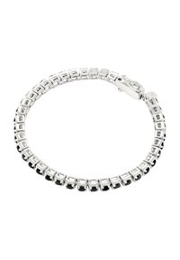 Sömlös silverarmband med växlade fyrkantiga länkar och svarta stenar, med en slät yta och säker låsning.