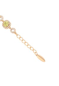 Guld kædearmbånd med en central rund peridotsten omgivet af mindre klare sten, med et forlænget ovalt mærke i enden.