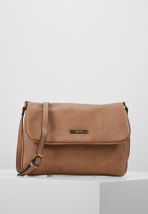 Jasnobrązowa skórzana torebka na ramię z klapką i regulowanym paskiem, prezentowana na białym piedestale na neutralnym tle.