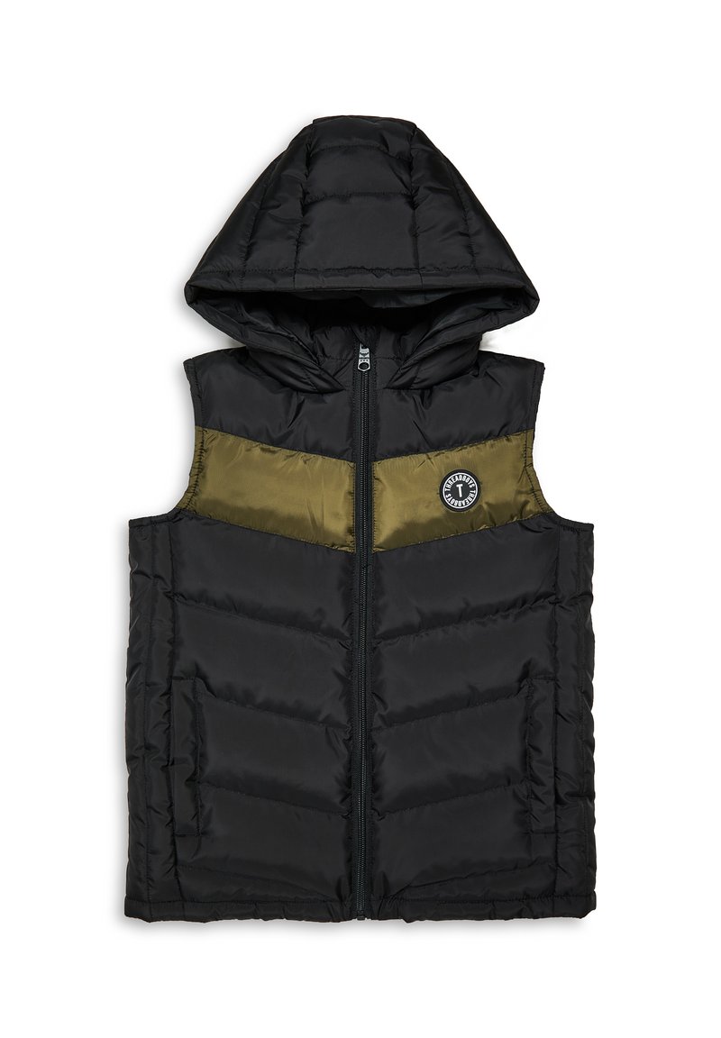 Gilet imbottito nero senza maniche con cappuccio, caratterizzato da un pannello orizzontale verde oliva e un logo a patch sul petto. Finitura testurizzata e trapuntata.