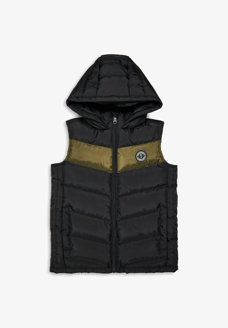 Sort ærmeløs puffer vest med hætte, med en olivengrøn vandret panel og et patchlogo på brystet. Struktureret, quiltet finish.
