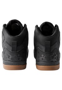 Baskets montantes noires en textile et en caoutchouc. Dotées d'une surface texturée, d'un motif hexagonal au talon et d'une semelle en caoutchouc. 