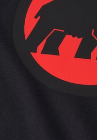 Zwarte katoenen stof heeft een cirkelvormige afbeelding met een rode achtergrond en een zwart silhouetontwerp. De structuur is glad en gelijkmatig.