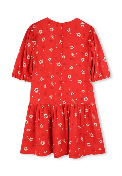 Robe rouge avec des manches courtes bouffantes, une taille froncée et une jupe évasée. Présente des motifs floraux et abstraits en blanc, bleu et crème.