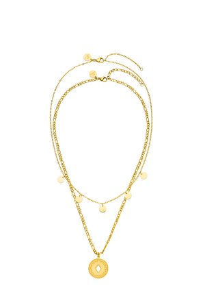 Zwei geschichtete goldene Halsketten, eine mit kleinen runden Scheiben, die andere mit einem runden Anhänger mit einer diamantförmigen Aussparung.