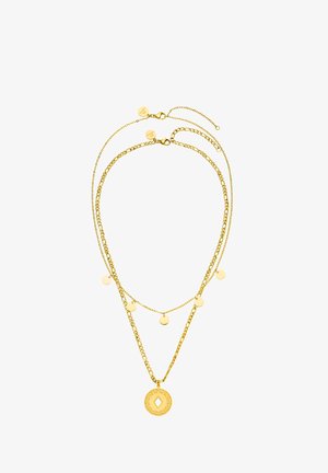 Zwei geschichtete goldene Halsketten, eine mit kleinen runden Scheiben, die andere mit einem runden Anhänger mit einer diamantförmigen Aussparung.