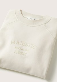 Cremefarbener Pullover mit einem gerippten Halsausschnitt, bestickt mit dem Text: "MAJESTIC Royal Tennis Club SPORTS." Weiches Material, lässiges Design.