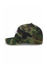 Camo-musterte Baseballkappe in grünen und braunen Tönen, mit einem gebogenen Schirm und einem gestickten Logo auf der Vorderseite für zusätzliche Details.