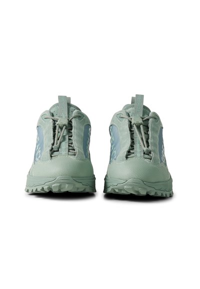 Pár světle zelených sportovních bot s texturovanou podrážkou, elastickými tkaničkami bez zavazování a značkovými bočními panely, zobrazených zepředu.