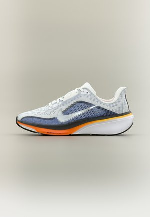 Chaussure de course Nike blanche et bleue avec une semelle orange et noire, une tige en mesh et un logo swoosh argenté sur le côté.
